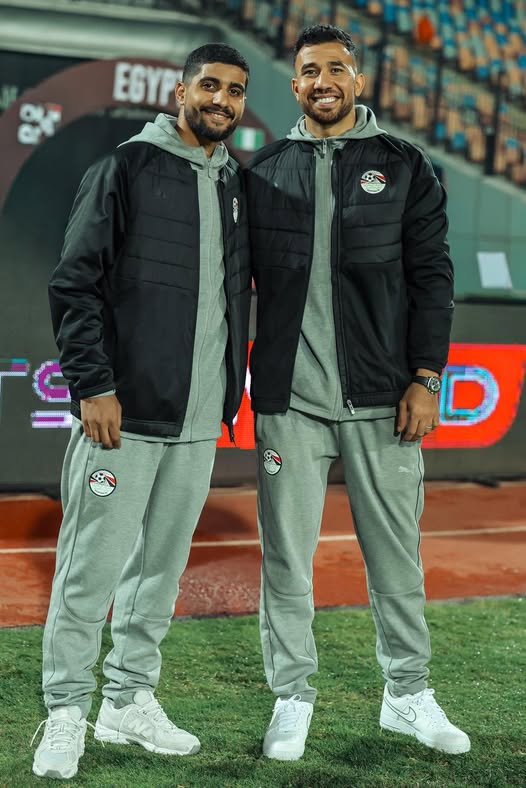 تواجد الثنائي المستبعد (تريزيجيه وإبراهيم عادل) في ستاد القاهرة قبل انطلاق مباراة نيجيريا 