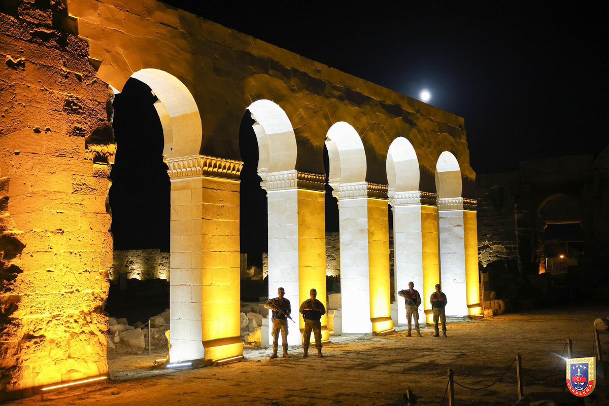 Jandarma devriyemiz, ilim ve medeniyetin kadim mirasını taşıyan ve Dünya’nın ilk üniversitesi olarak kabul edilen Harran Ulu Camii bölgesinde devriye faaliyetlerine devam ediyor.

📍Şanlıurfa

#Jandarma
#JandarmaAsayiş