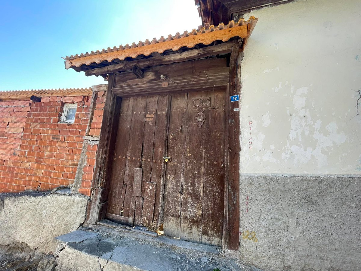 Birinin evine girerken kör olun, 
Evinden çıkınca da dilsiz olun!