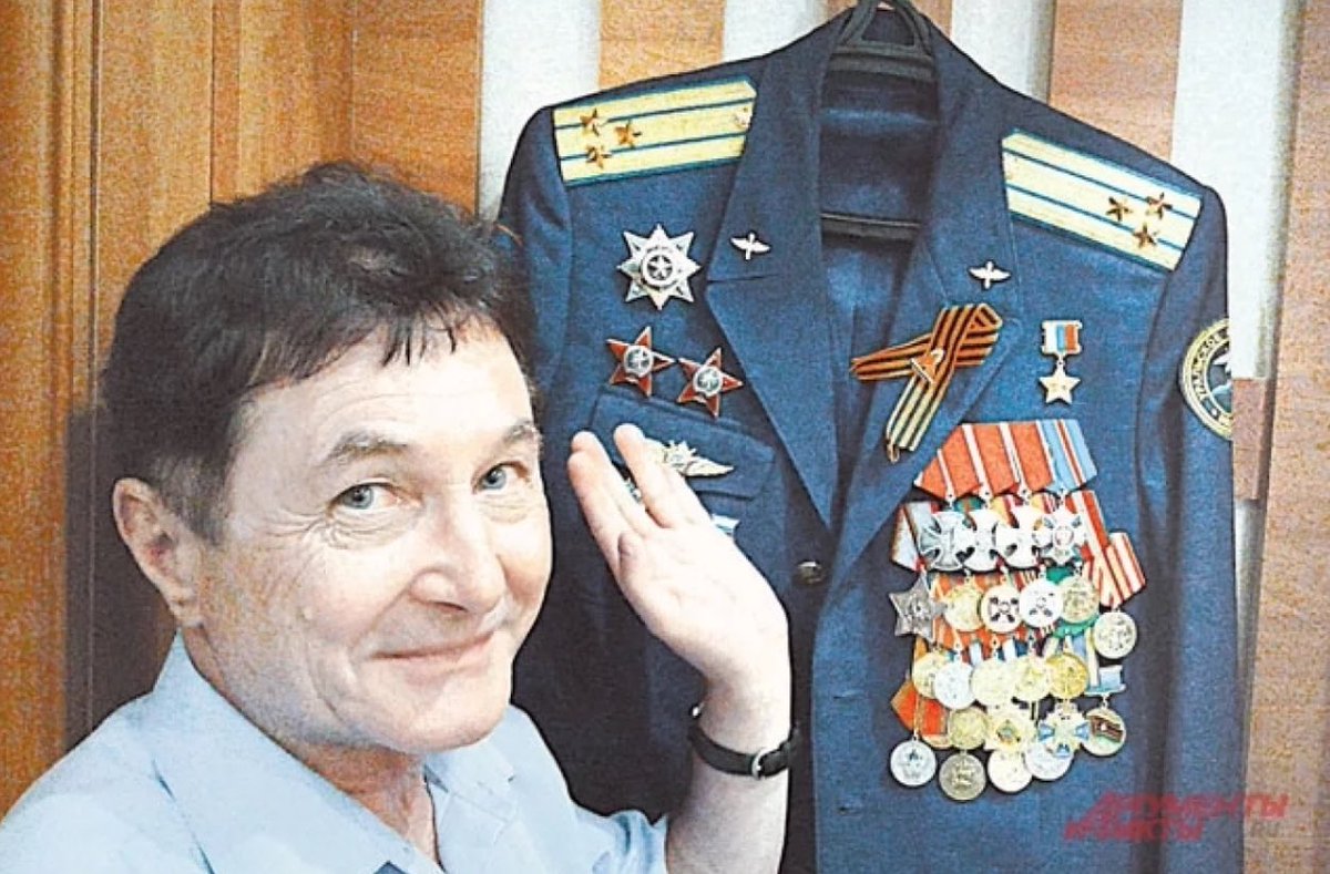 Человек-легенда ! Вертолетчик Игорь Родобольский .
Совершил 1.700 вылетов , спас более 500 раненых бойцов. Воевал в Афганистане и в двух Чеченских войнах .На его кителе самое большое количество боевых наград . Вот о ком нужно рассказывать !