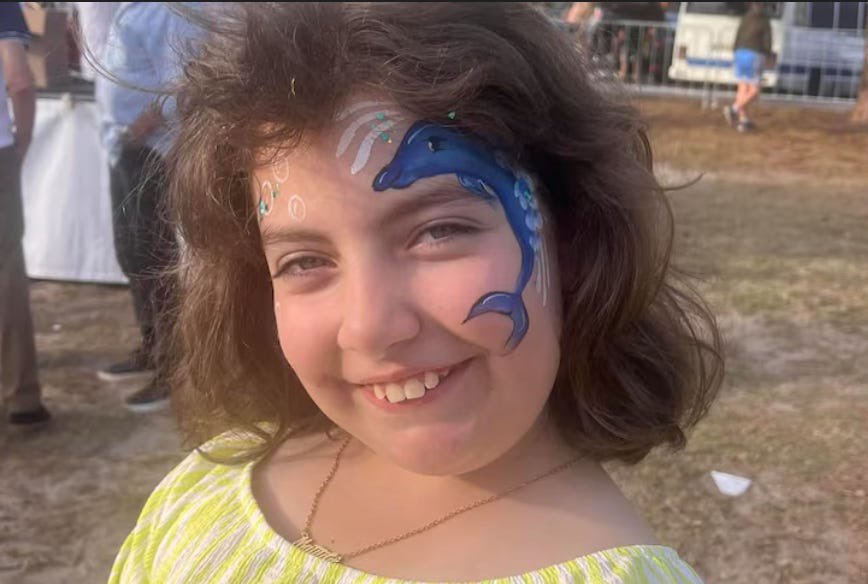 EenExWokeDocent's tweet photo. “Ik ben het onderhand wel zat om nuance aan te brengen. Het bloedbad van gister kostte ook de tienjarige Matilda het leven, het meisje op de foto bij dit stuk. Ze liet een dolfijn op haar gezicht schminken, vierde het leven zoals tienjarige meisjes dat als geen ander kunnen. Blij, onbezorgd. Ze werd bruut afgeslacht door een islamitische jodenhater, gevoed door een giftige ideologie én jullie. Ik kan alleen maar denken ‘o meisje, o meisje toch, waarom, waarom, waarom…?’
Maar jullie staan dit voor. Jullie zijn daar medeschuldig aan. Jullie. Media als https://t.co/eStfVHsuwh, NOS, Volkskrant, NRC Hamasblad, Het Parool, Femke Halsema, Johan Derksen, Gekke Greta, P.C. Hooft-prijs winnares Anja Meulenbelt, Billie Turf van de Azijnbode, iedere Rode Lijn demonstrant, iedere universiteitscampus bezetter, Taco Zimmerman van de Avro-Tros, Dinant Woesthoff, Crazy Carice, elke totaaldebiel die sporters, wetenschappers, musici - iedere Israeli uit wil sluiten simpelweg omdat het een Israeli is, Douwe Bob, elke regenboog kasthomo die denkt dat they/them een Free Palestine moet nastreven (hoogste gebouw, je gaat als eerste, wiehoe!), elke natuurwijn drinkende Sterre die via TikTok haar geschiedenislesje over 1948 en 1967 tot zich heeft genomen en denkt dat de Nakba een oud gezegde over coke snuiven is, Albanese, de VN, Amnesty, UNRWA, de BBC, enfin, de lijst is eindeloos en strekt van je boomer buurvrouw Anja die in het rood naar Amsterdam toog, tot volksvertegenwoordigers als die gek met die enge ogen van de Partij voor de Dieren tot Hollywood actreutels” - Tjeerd Langstraat

Eindeloos respect: https://t.co/rrwDZob3fW