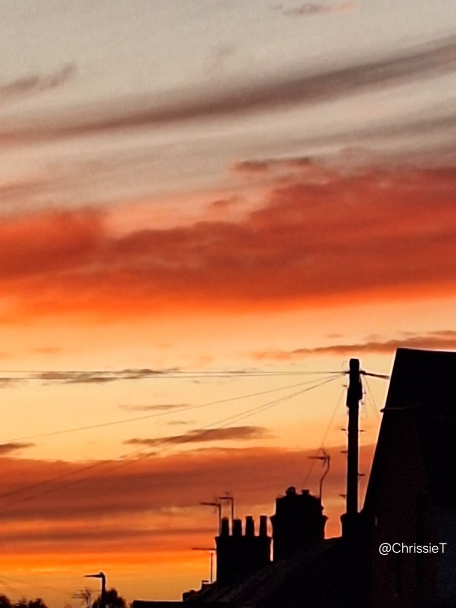 ChrissieT1894's tweet image. We've had some lovely sunsets lately, I took this today at 4.02pm.
Wishing you all a relaxing evening 🙋‍♀️
#Sunset #Weather #BritishWeather #Sky