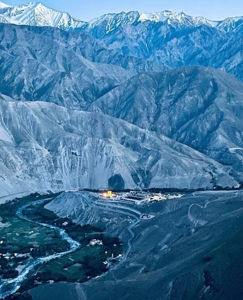 به پنجشیر

ای واژه‌ها با خود ببر آنجا پیامم را
هر سنگ را هر صخره را برگو سلامم را

هنگام آزادی ما ای دره نزدیک است
تو بار دیگر می‌دهی معنی قیامم را

از یاد ما هرگز نرفتی و نخواهی رفت
با ننگ تو آواز خواهم داد نامم را

شمشیر ما با سنگ‌ هایت تیز خواهد شد
حک می‌کنم بر صخره ‌هایت