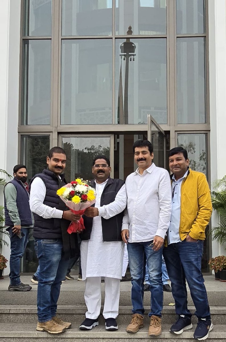 AICC मुख्यालय में छत्तीसगढ़ प्रदेश किसान कांग्रेस के वरिष्ठ नेतृत्व के साथ आत्मीय मुलाकात हुई।

​इस अवसर पर प्रदेश प्रभारी (संगठन) श्री अकील हुसैन जी, प्रदेश उपाध्यक्ष श्री झम्मन बघेल जी एवं बिलासपुर जिला अध्यक्ष श्री योगेश यादव जी ने सौजन्य भेंट कर पुष्पगुच्छ प्रदान किया।