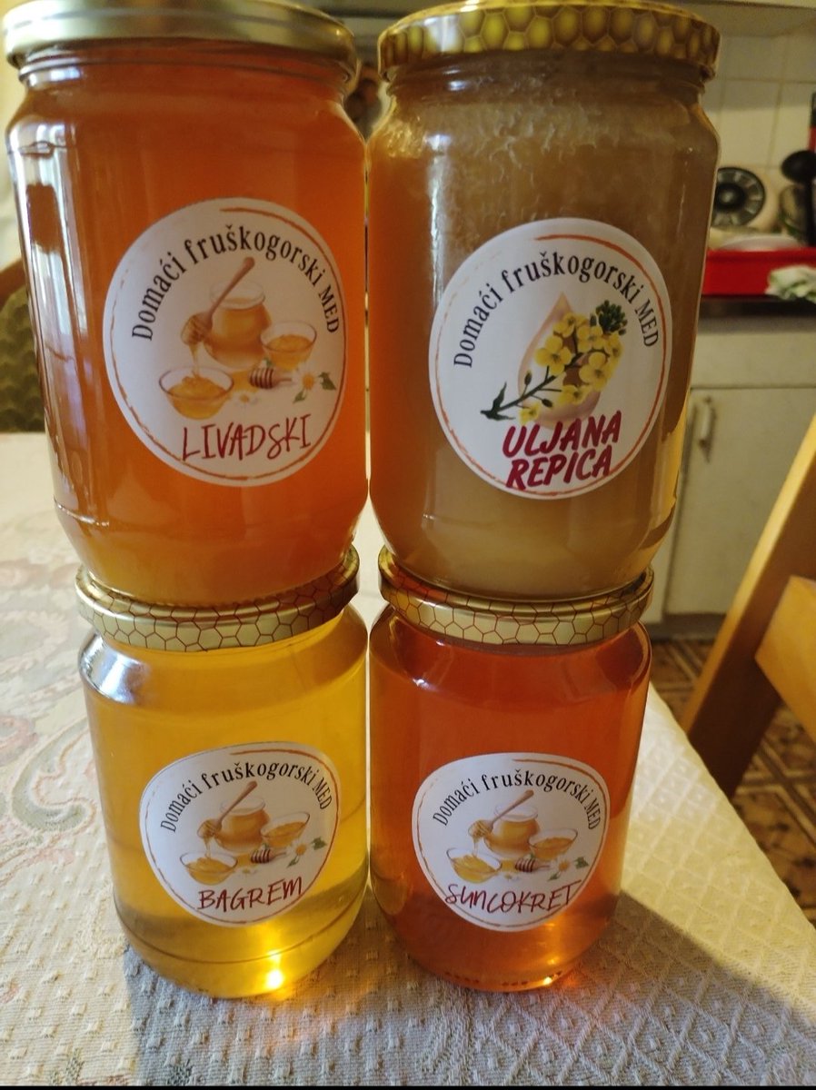 Idealan novogodišnji poklon, zdrav i koristan. Uljana repica 900, suncokret 1000, livadski med 1200 i bagrem 1400. Bg, NS, Sremska Mitrovica. Izvolt'e, iznenadite svoje voljene nečim domaćim i slatkim.