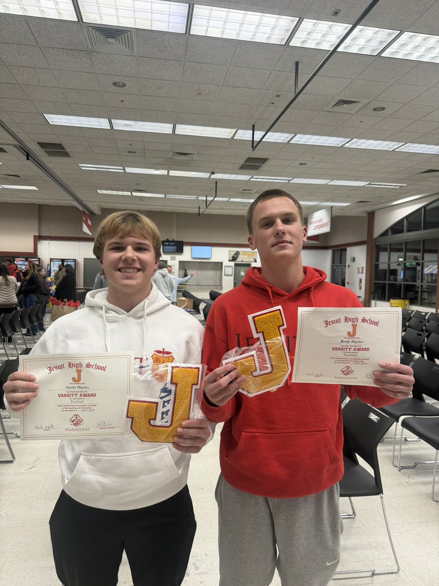 Haynes_Austin21's tweet photo. Really enjoyed playing for my brothers @Jesuitsacfball  3 years down 1 to go.  Had really good growth this year. Grateful  for the SFL All League Honorable Mention team. Can’t wait for next season. @ScottHay10  #MenforOthers https://t.co/TqZlokuibR