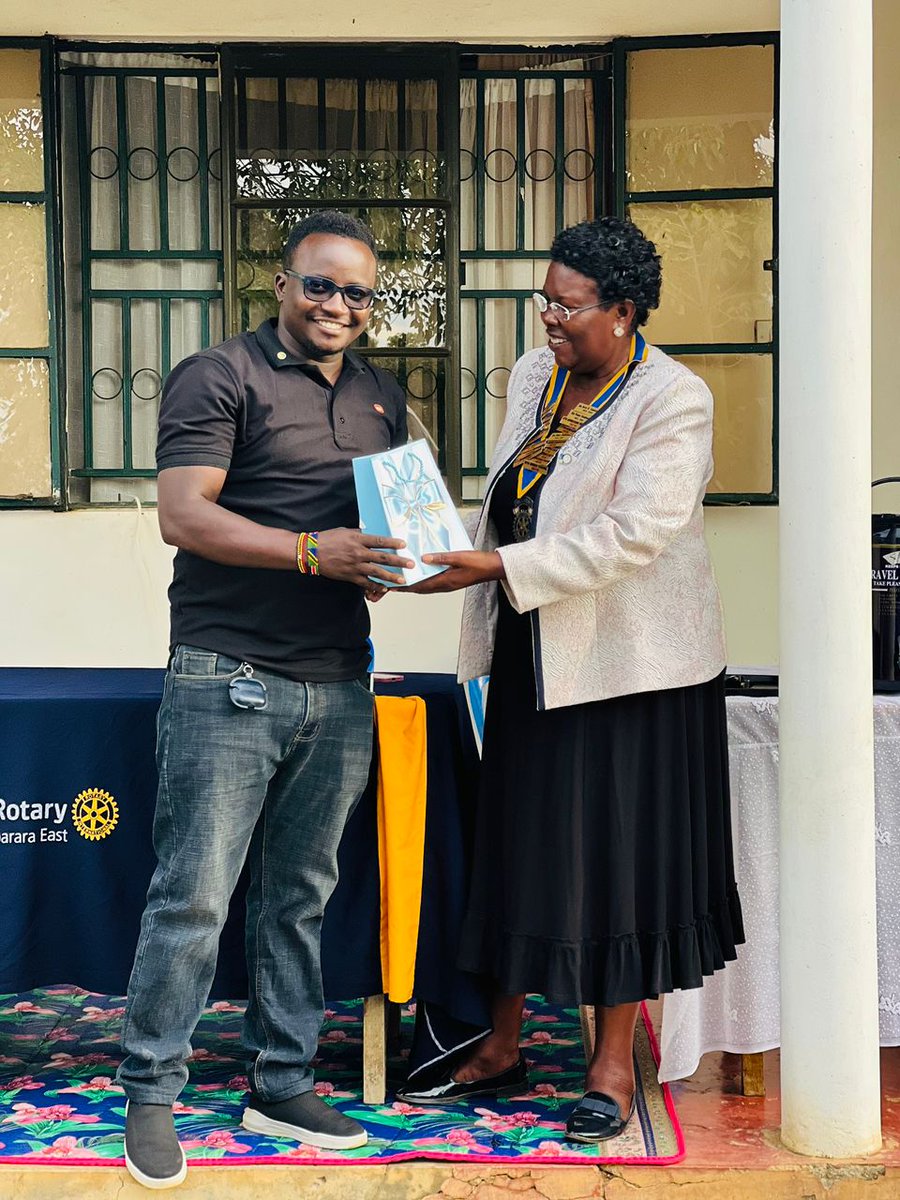 This evening's hospitality at the club was exceptional. The event marked the final gathering for the Rotary half-year recognition, during which I felt well-prepared. I am sincerely grateful for receiving this remarkable award.