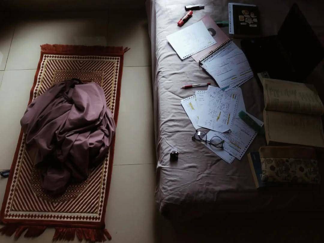 ورغمَ مَا فِي طَريق الحُلمِ مِن تعَبٍ 
عندَ الوصولِ ، سَنَنسى ذلكَ التعَـبَا!