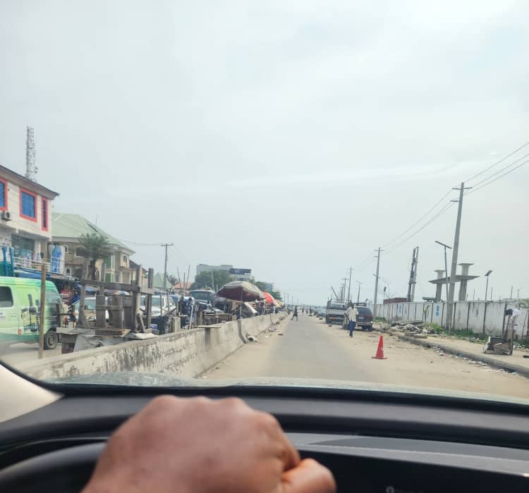 fimiletoks's tweet photo. @tokunbo_wahab   This is the 6 lane concrete road constructed by Hitech to link Jakande on Lekki - Epe to the coastal road and Mayegun Beach Estate. Two lanes on both sides have been taken over by street traders, korope bus parks and mechanics. 

They have made a complete mess of the road and at night the road is almost impassable. I can never in my life understand this situation where the government / PPP will spend scarce resources to construct a road and allow it to be taken over and converted for other purposes in a lawless manner, such as this.

This road has to be cleared urgently and further encroachment prevented.