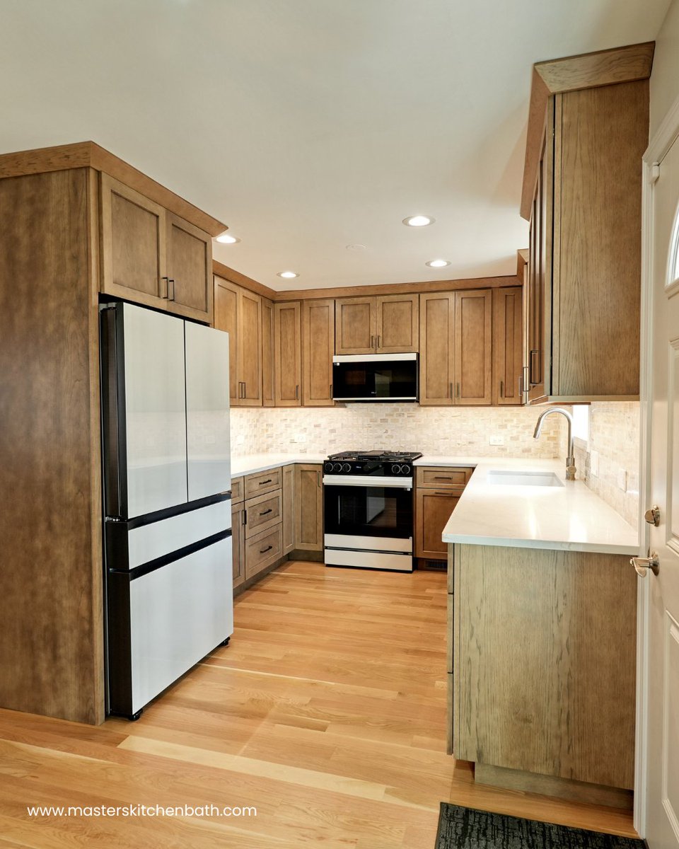 Masters_K_Bath's tweet image. A U-shaped #kitchen is one of the most efficient layouts you can choose. With #cabinetry and #countertops wrapping around three sides, this layout creates a natural workflow and keeps everything within reach.  
masterskitchenbath.com