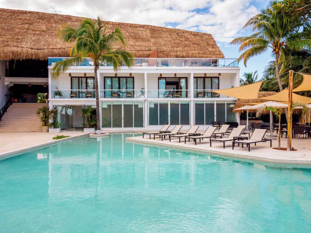 A view of The Beachfront that says it all… 💙
Luxury, tranquility, and the ocean just steps away.
Book now bit.ly/TheFivesHotels
#Feelthefives #TheBeachfrontHotel #thefiveshotels #rivieramaya