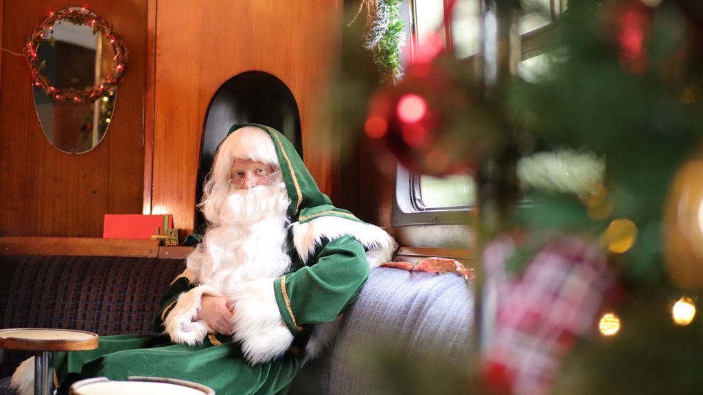 Watercress_Line's tweet photo. 🎄✨Just announced: we have released additional tickets for the previously sold out Father Christmas Express!

These extra tickets are limited and expected to go quickly - booking is now open via our website!

https://t.co/6T9JXLvF8p 

#WatercressLine #FatherChristmas #Christmas https://t.co/fUBooq5DdF