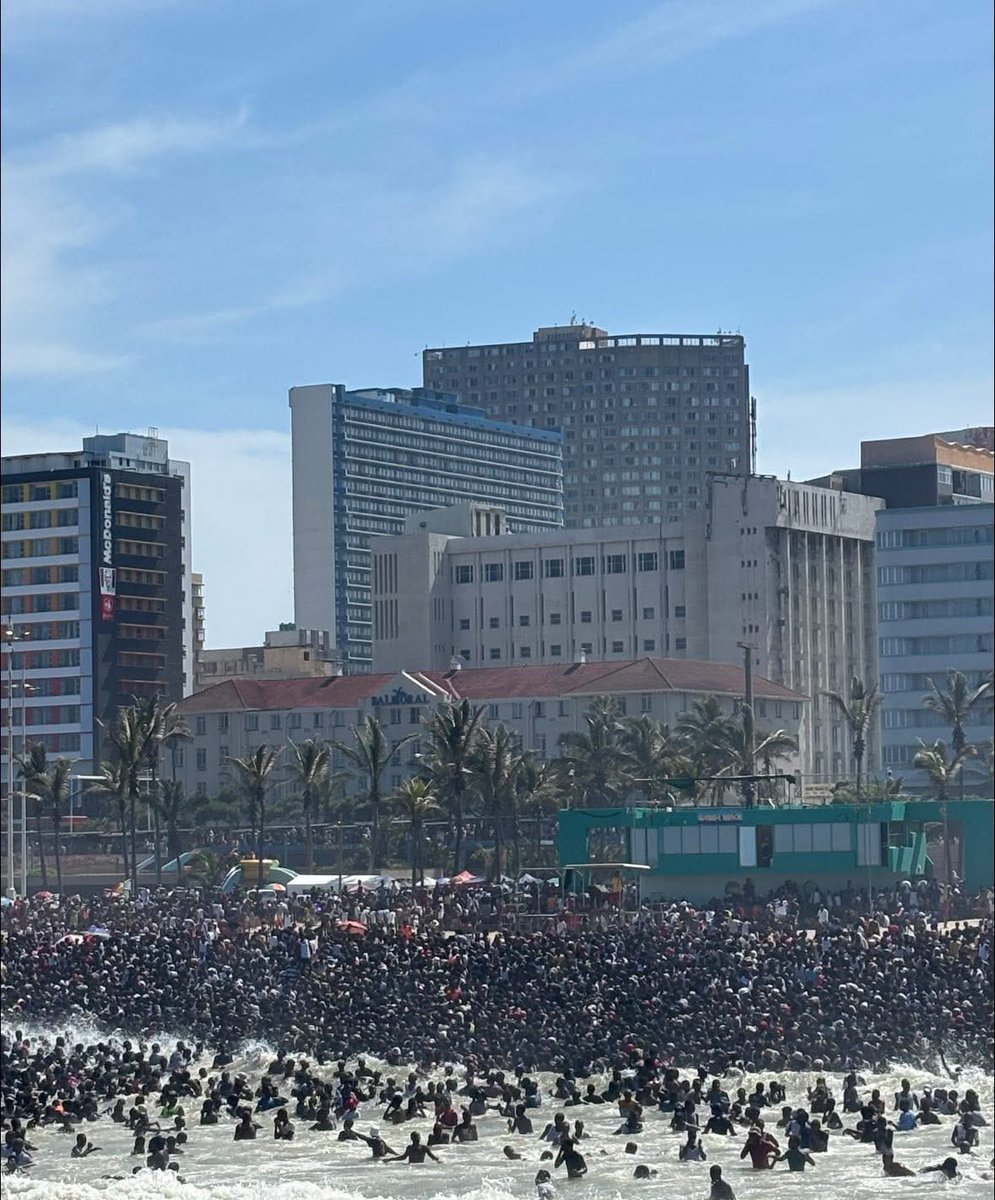 LoenzOmde's tweet image. South beach Durban today
