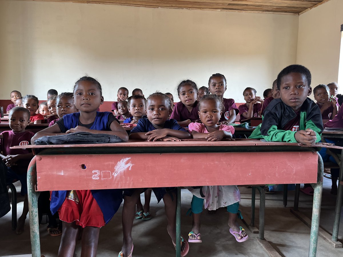 Entreculturas's tweet photo. En las zonas rurales de Madagascar, muchas niñas y niños siguen viendo interrumpida su educación por la falta de oportunidades y las labores que deben asumir en sus hogares.

Desde Entreculturas y Fe y Alegría trabajamos con seis escuelas primarias rurales para fortalecer la permanencia escolar: acompañamos a docentes, comunidades y familias para que la educación siga siendo un espacio que sostiene y abre oportunidades.

Conoce más sobre cómo trabajamos y seguimos construyendo humanidad 👉 https://t.co/t1616WwJMe
