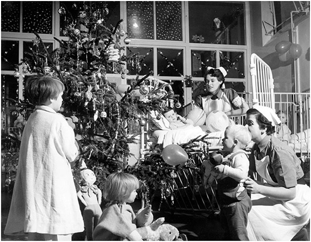 PeterSy19522942's tweet photo. @KathEvans2 Christmas in hospital in days gone by. Nurses with aprons and caps edged with tinsel presents for patients from Father Christmas a side ward with booze and chocolates the consultant carving the turkey on the ward. To read all about it click of the profile image. https://t.co/QrlRMudWvD