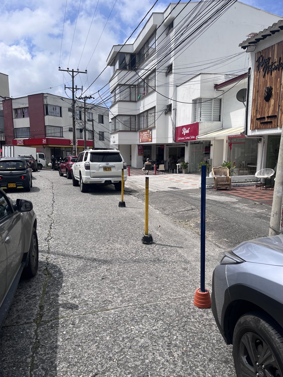 oe_nadaserio's tweet photo. @SecMovilidadMzl @CiudadManizales esto es legal en la ciudad? Sobre la carrera 25 entre calles 67 y 68 alguien está privatizando además del espacio público la vía sobre toda una avenida principal https://t.co/sI36M4BgzL