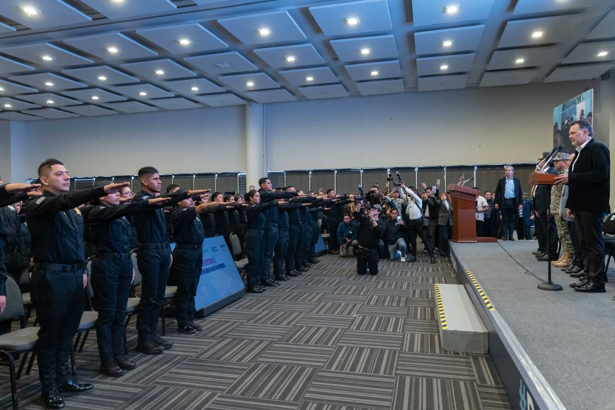 weekmx's tweet image. 🚓 Querétaro refuerza su seguridad: 193 nuevos policías se suman a las filas. @makugo 
Conoce los detalles 👇
weekmx.com/se-graduan-193… 

#Policia #queretaro