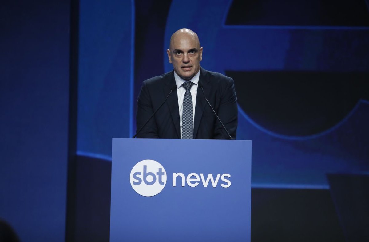 Zperzandi's tweet image. Já tivemos, só no último ano, Juízes do Supremo inaugurando:

●Emissora de TV
●Submarino
●Rodovia

Está cada vez mais difícil diferenciar os políticos togados dos políticos comuns.

Exceto pela necessidade de serem votados e eleitos, claro.