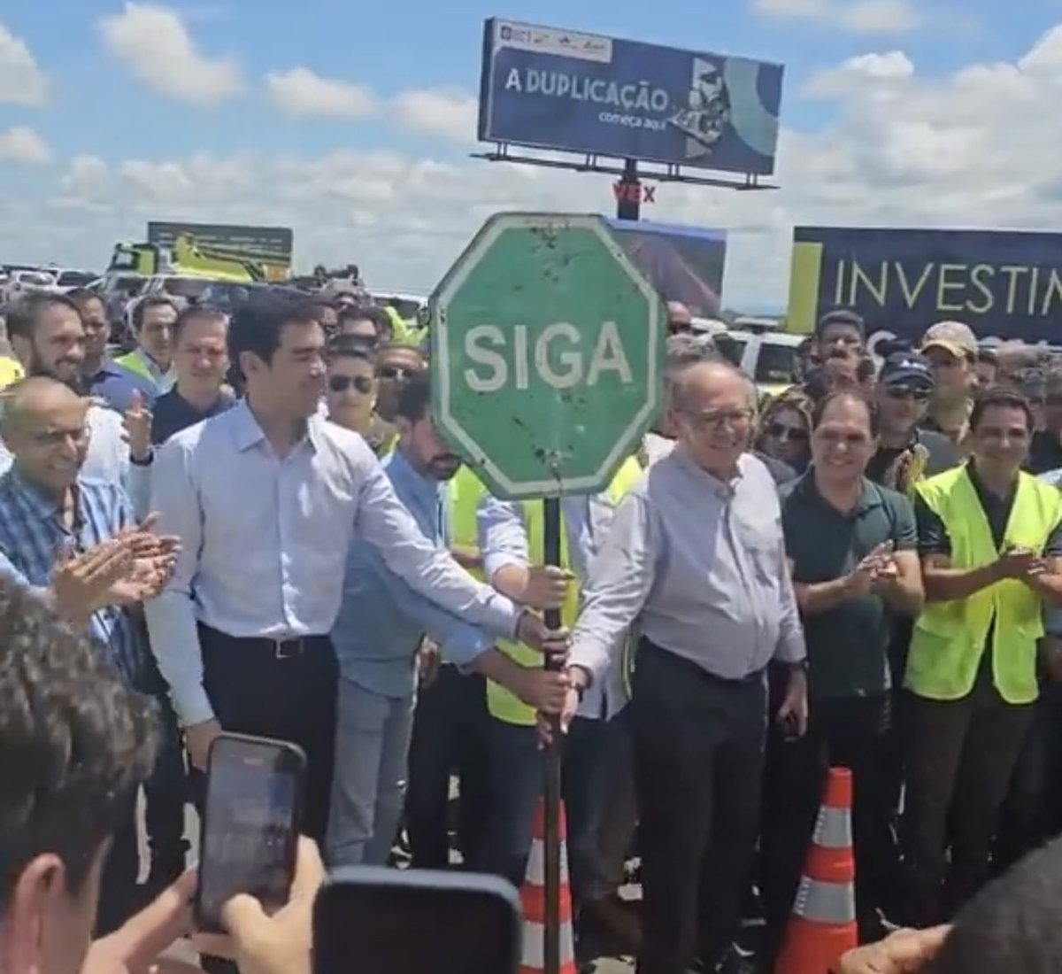 Zperzandi's tweet image. Já tivemos, só no último ano, Juízes do Supremo inaugurando:

●Emissora de TV
●Submarino
●Rodovia

Está cada vez mais difícil diferenciar os políticos togados dos políticos comuns.

Exceto pela necessidade de serem votados e eleitos, claro.