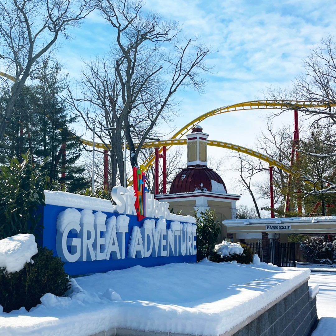 SFGrAdventure's tweet photo. The park in its winter glow hits different. 🤩 

#SixFlagsGreatAdventure #ThemePark #WinterVibes #SnowDay #NewJersey #NJThings https://t.co/tHZkroHJ3x