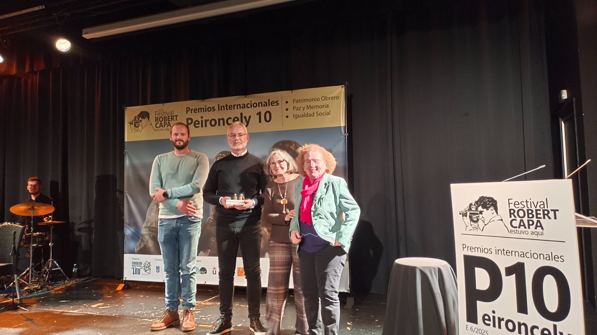 El premio #PIP10 en su categoría 'Paz y Memoria' se otorga por unanimidad a <a href="/FelipeFermonvit/">Felipe Mejías López</a>, responsable de la investigación y excavación del campo de Albatera .
Por la calidad de la investigación científica realizada sobre la intervención arqueológica en el emplazamiento del