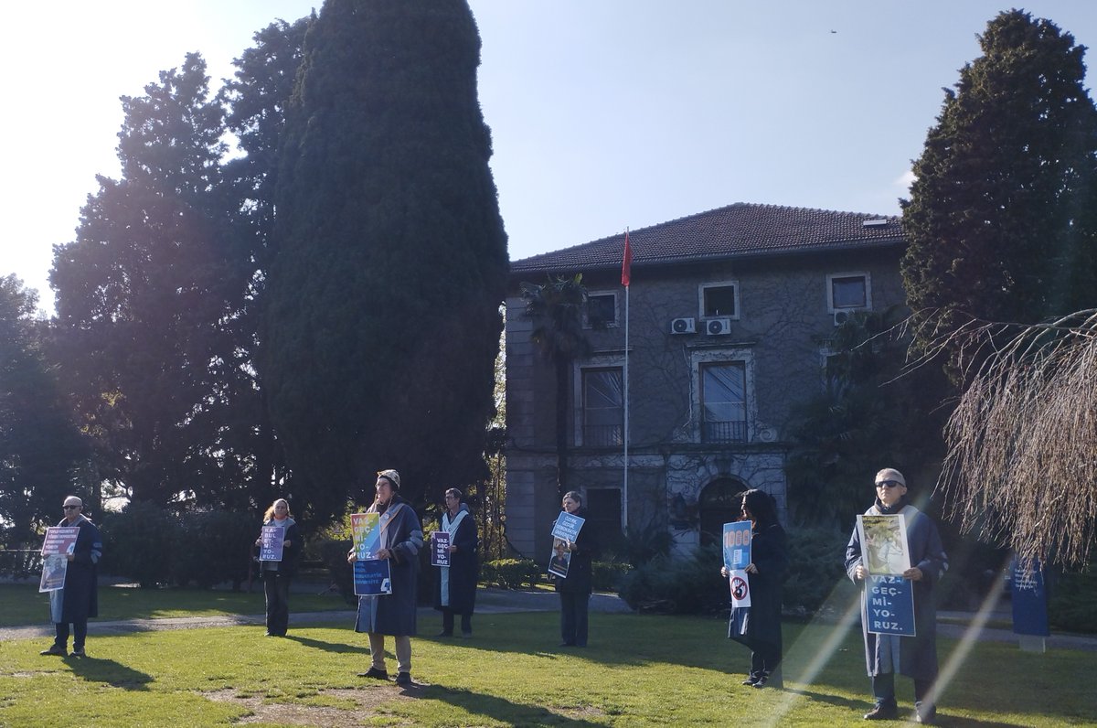 16 Aralık 2025 Boğaziçi Üniversitesi Akademisyenleri Nöbeti no. 1217. Direnişin 5. yılı/1808. günü <a href="/UniBogazici/">Boğaziçi Üni.</a> #KabulEtmiyoruzVazgeçmiyoruz
December 16, 2025 Bogazici University Faculty Vigil #1217/5th year/1808th day of the resistance @unibogazici_en #WeDoNotAcceptWeDoNotGiveUp