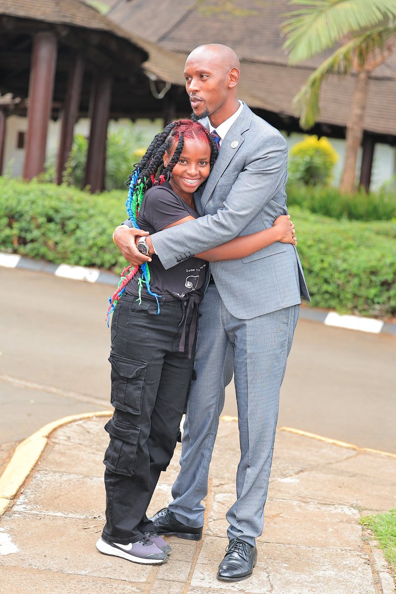 HonMosiria's tweet photo. Leo mimi pia nimebreak world record ya kuhug Guinness World Record holder, Truphena Muthoni, for 72 straight seconds . The young ambitious Gen Z lady who broke her own record of hugging a tree for 72 continuous hours! I hope watarecognise hii yangu pia jameni, si rahisi.
Kama Katibu Mkuu wa Ushirikisho na Huduma kwa wananchi , and a champion of Environmental Conservation, I will purchase 72 seedlings that I’ll gift her, so that she gets to plant them anywhere along Nairobi River, and an additional 80 seedlings to plant in remembrance of Baba who died at age 80.
I’m really proud of her and will continue supporting her in every way.
