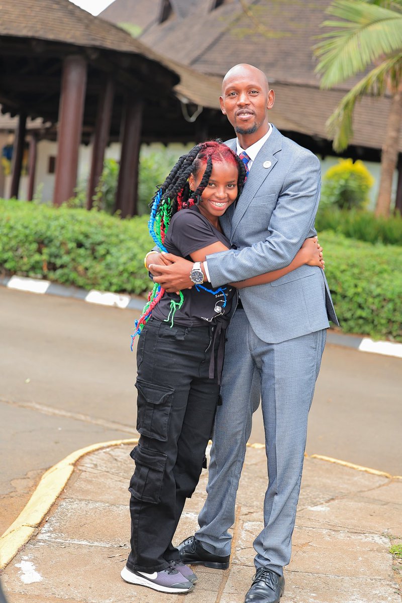 HonMosiria's tweet photo. Leo mimi pia nimebreak world record ya kuhug Guinness World Record holder, Truphena Muthoni, for 72 straight seconds . The young ambitious Gen Z lady who broke her own record of hugging a tree for 72 continuous hours! I hope watarecognise hii yangu pia jameni, si rahisi.
Kama Katibu Mkuu wa Ushirikisho na Huduma kwa wananchi , and a champion of Environmental Conservation, I will purchase 72 seedlings that I’ll gift her, so that she gets to plant them anywhere along Nairobi River, and an additional 80 seedlings to plant in remembrance of Baba who died at age 80.
I’m really proud of her and will continue supporting her in every way.