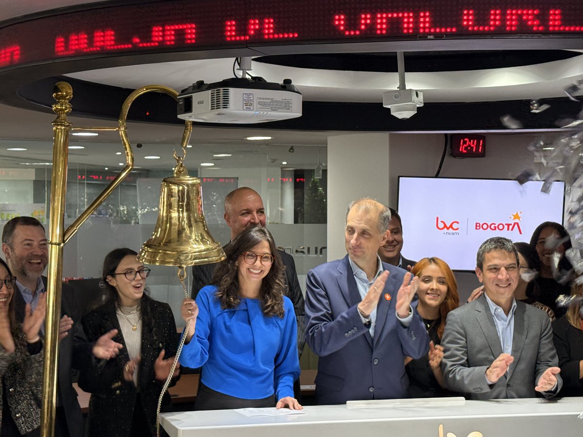 CadenaAnaMa's tweet photo. Bogotá regresa al mercado local de capitales: una señal de confianza en nuestras finanzas. Desde la @bvcColombia realizamos la primera emisión bajo el nuevo Programa de Emisión y Colocación. Estos recursos apoyarán proyectos del Plan Distrital de Desarrollo para mejorar la calidad de vida en nuestra ciudad.
