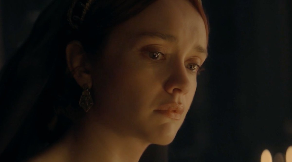 glindacent's tweet image. younger alicent and older alicent at the sept.... the concept....