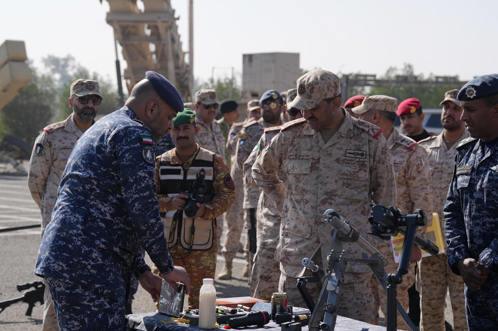 رئيس الأركان: التدريب الواقعي والتمارين الميدانية المشتركة يشكلان ركيزة أساسية في تطوير القدرات القتالية - رئيس الأركان: التدريب الواقعي والتمارين الميدانية المشتركة يشكلان ركيزة أساسية في تطوير القدرات القتالية 