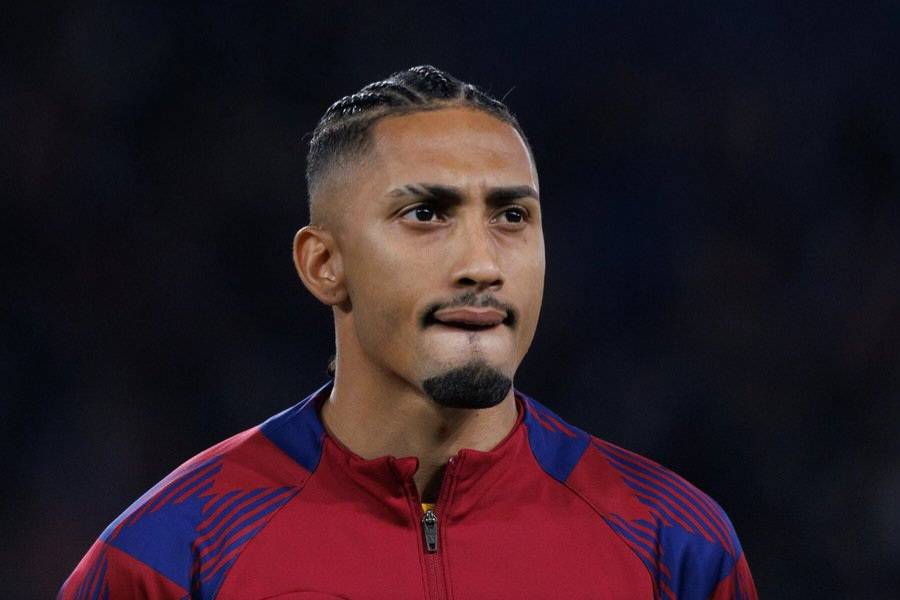 لم يحصل رافينيا على جائزة "الكرة الذهبية"... لم يُختَر في فريق "الفيفا" المثالي..لم يُكرَّم في أي قائمة عالمية رغم تقديمه موسمًا تاريخيًا! لعب 64 مباراة. ساهم في 61. سجل 38 مرة. قدّم 23 تمريرة حاسمة. حصد لقب أفضل لاعب في الدوري. سجل 5 أهداف في مرمى ريال مدريد. أحرز هاتريك في شباك بايرن ميونخ. توج بطلاً للدوري. رفع كأس الملك. حقق السوبر الإسباني 