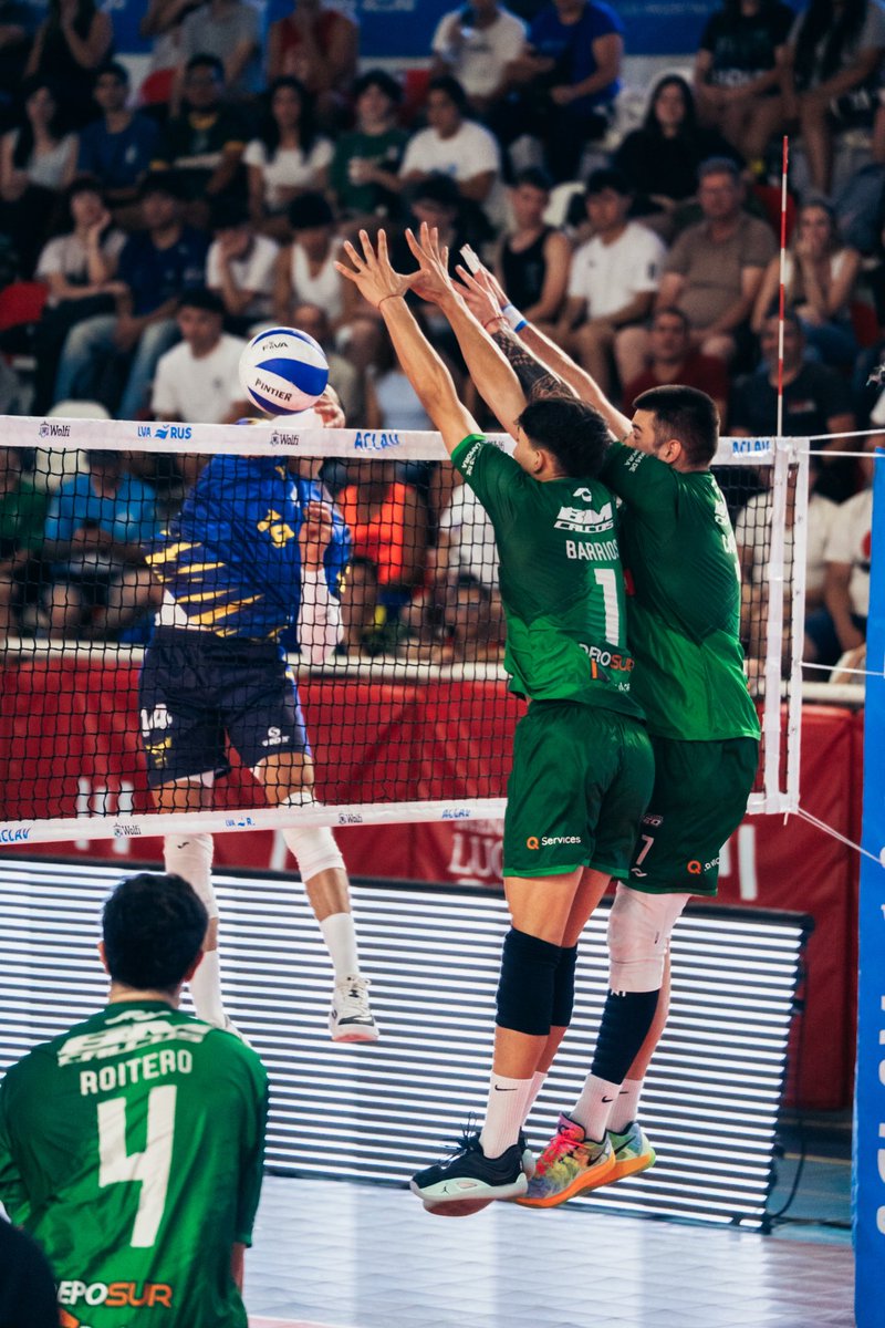 VoleyACLAV's tweet image. Defensores de Banfield es finalista ⚔️🔥

Venció 3️⃣–1️⃣ a UPCN y se metió en la final de la #CopaACLAV 🏐💥