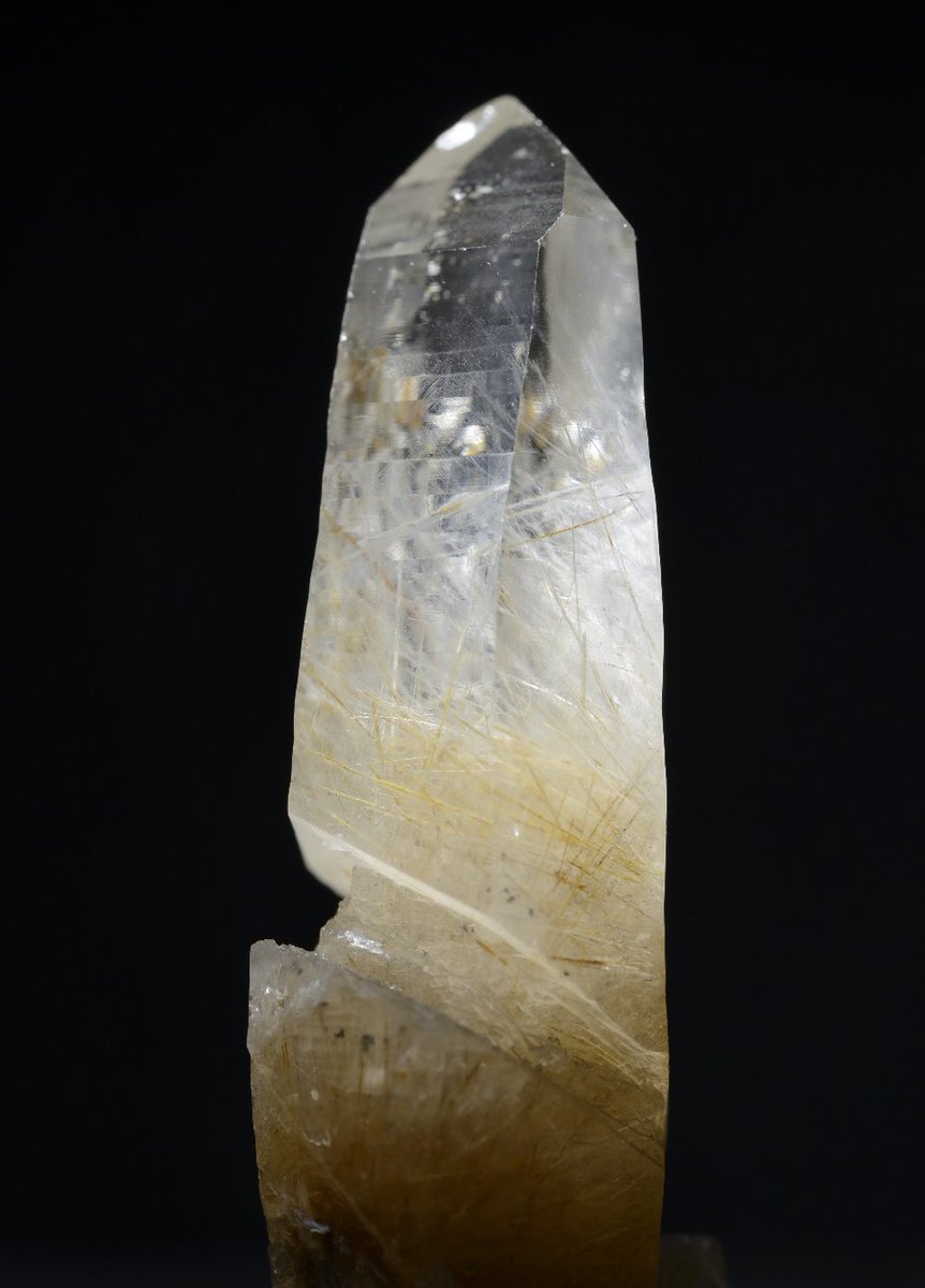 成長阻害による結晶面の表情 居倉 長野県の水晶 方解石が水晶の成長を