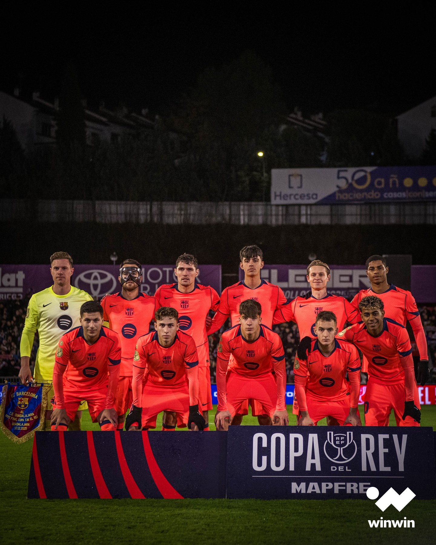 ليلة غريبة عاشها برشلونة. على ملعب نادي غوادالاخارا، عاش برشلونة ليلة صعبة أمام الفريق الناشط بدوري الدرجة الثالثة. البداية كانت بتأجيل المباراة لنصف ساعة عن وقتها المُحدَّد سلفًا، لأسباب أمنية أبرزها ازدحام الجماهير على ملعب المباراة. برشلونة عاني الأمرين أيضًا حتى يخطف تذكرة التأهل، فسجل هدفه الأول عبر كريستنسن في الدقيقة 76