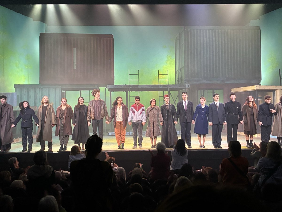 fcasabel's tweet photo. 🩸🩸 Brutal #GermansdeSang 
Quina meravella en tots els sentits 
👏👏 Tant delicada i colpidora que emociona cada instant
🎶 No pot ser veritat, tot és aparença, tot ho he sommiat, tot és inventat, és un vbell drama un mal guió, un antic drama amb Marilyn Monroe @Teatre_Condal https://t.co/6p4wmrPUGY