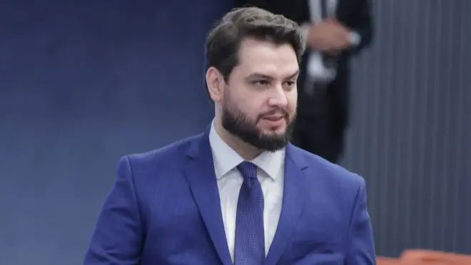 O julgamento de Filipe Martins foi tão flagrantemente político que, além de imputar a ele fatos já desmentidos pela defesa, houve longos sermões dos juízes sobre suas “ideias perigosas”.

Alexandre de Moraes o chamou de ideólogo do golpe. Flávio Dino disse que sua caneta era tão