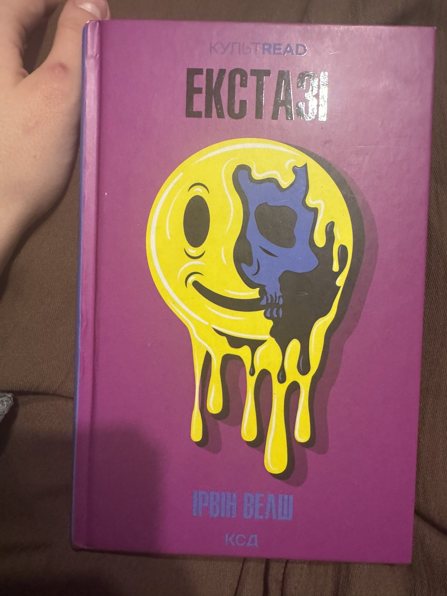 Щось я виявилась не фанаткою Велша, дуже блідо та нецікаво дядя описав секс, наркотики та колофутбол. Таке відчуття, що інколи автори вважають, що вибір «сміливої» теми автоматично робить книжку «спайсі».