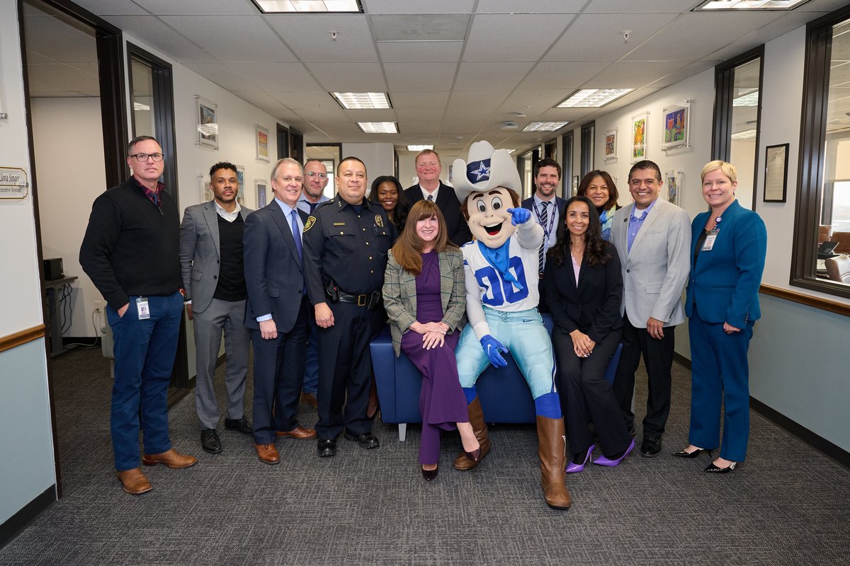 dallasschools's tweet photo. 🎉 Former @dallascowboys legend Danny McCray surprised Superintendent Stephanie S. Elizalde, Ed.D., with $10,000 through the Inspire Change Social Justice Grant to continue the great work happening in girls flag football across Dallas ISD! https://t.co/na3DmPRAoi