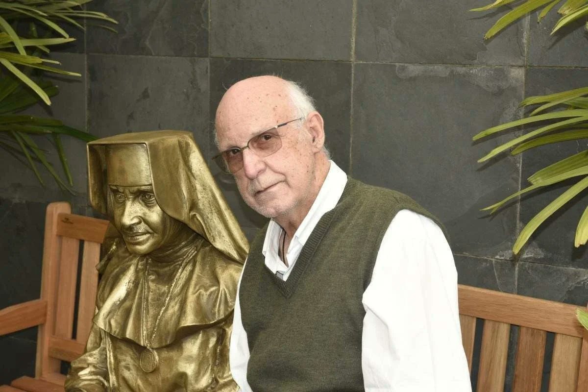 Diante do afastamento de Padre Júlio Lancellotti, como não recordar de nossa Santa Dulce, que por cerca de dez anos foi afastada de sua congregação devido à sua dedicação integral aos pobres? Que o Anjo Bom da Bahia esteja ao lado do Padre Júlio nestes tempos turbulentos.