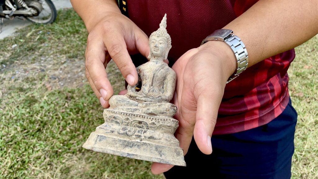 【タイランド・オンリー😆】

ナコンナヨック県のスィーノン君(8)、お父さんと魚獲りに来たところ何かが足の裏に刺さった・・・と思ったら仏像の頭だった件。

（Cr 複数ニュース）