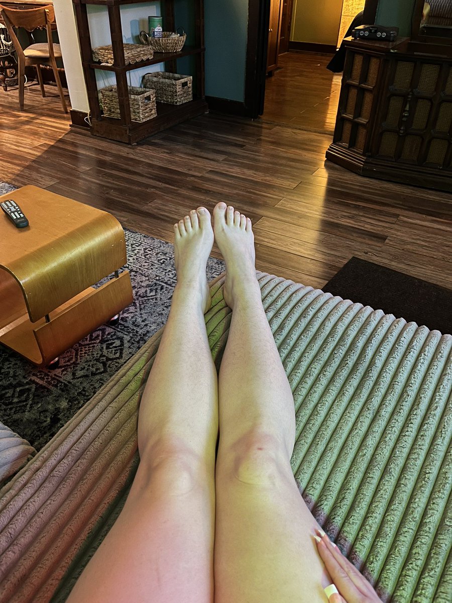 XGoddessC's tweet image. Goddess is relaxing in her cincy airbnb 

Findom ohio feet
