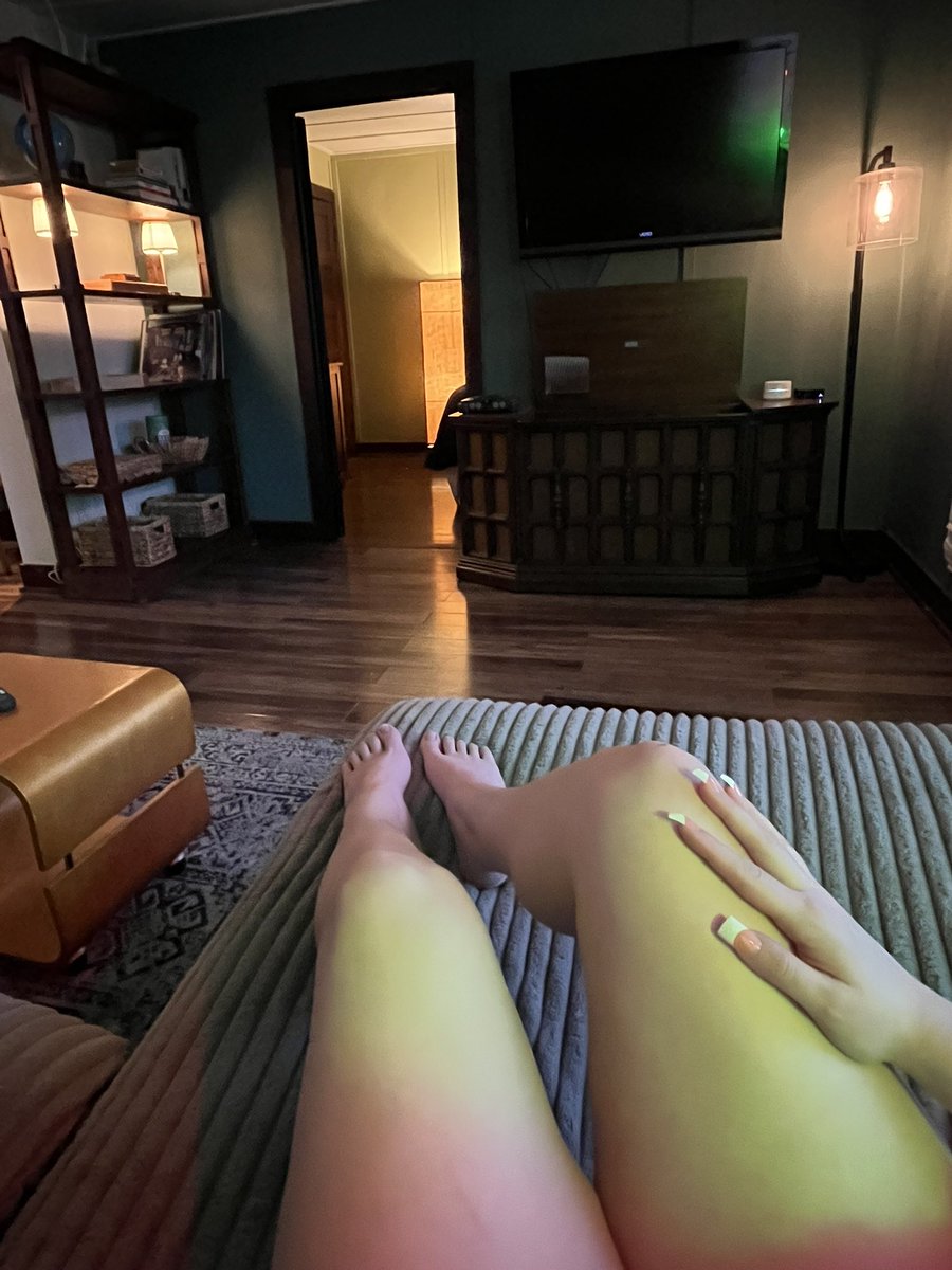 XGoddessC's tweet image. Goddess is relaxing in her cincy airbnb 

Findom ohio feet
