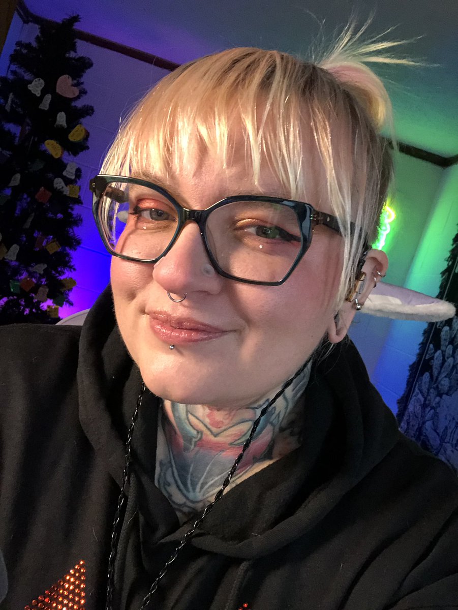 GrumbleBeaTuna's tweet photo. Come get your Tuesday Tuna while I puzzle my way through Blue Price! 💜 https://t.co/tOsWf7RczV https://t.co/zXm1tlrGDz