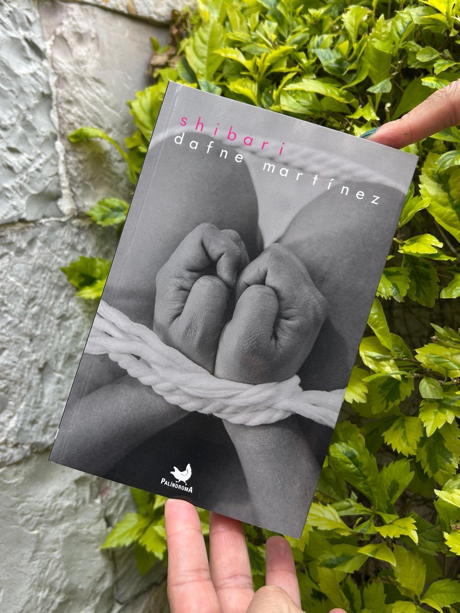 librotfs's tweet photo. "Shibari" de Dafne Martínez nos presenta una serie de poemas que nos hacen reflexionar sobre el amor, el deseo y la identidad en un mundo que, con frecuencia, no tiene tiempo para detenerse a mirar lo diferente. Consíguelo con nosotros 🤠

#poesía #LibrosRecomendados #librotfs https://t.co/f5ZRXyxJjL