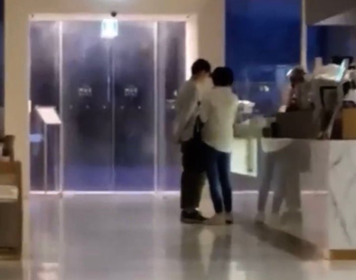 katehyunee's tweet image. He was exposed by his own fans, going to private dates with his ceo/manager, the company he made was also called soosoo, their couple name, what a cute couple!