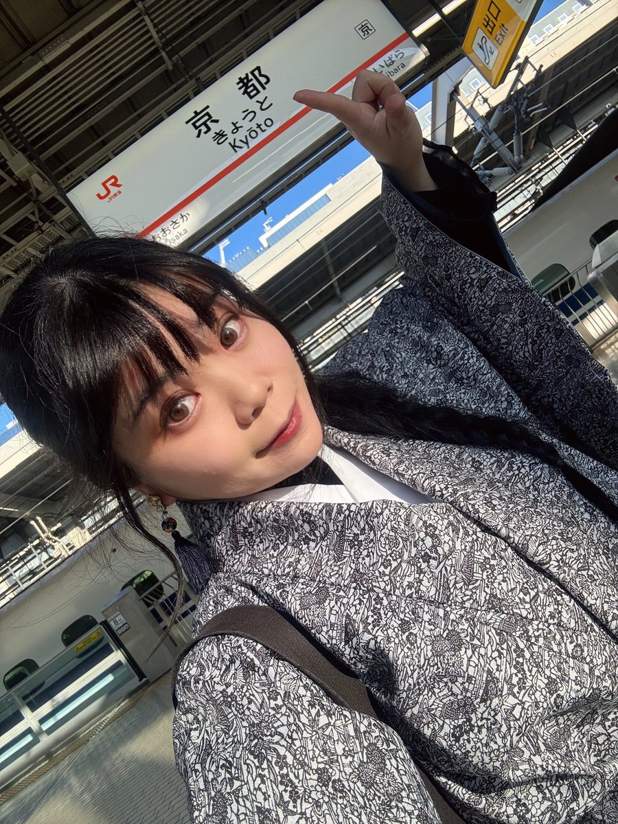 renakaneta's tweet photo. 📞「玲菜さんすみません、新宿集合が、
　　　変更になり、朝、京都駅集合です！」

玲「‥‥経堂駅？」

📞「京都です！新幹線で！」

玲「‥ロンドンより近いですね！行きます笑」

🚄 ←今ココ https://t.co/6e2BDcS3Dp