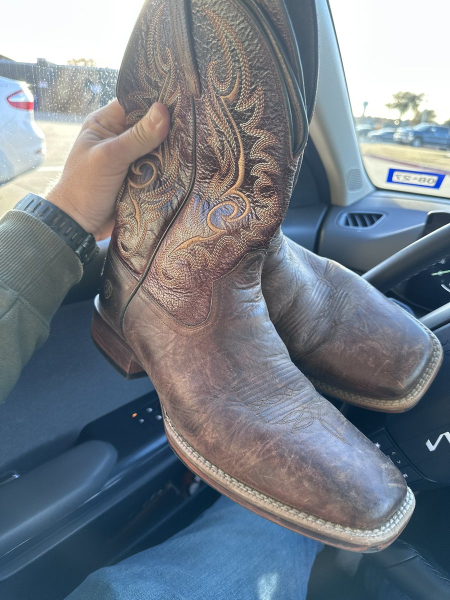 cowboyshine's tweet photo. Had someone reach out to me to get his favorite boots polished. Take a look at the before &amp; after. Let me know what you think?

Need a shine dm me.

#beforeandafter #cowboyboots #cowboyshine #justaprofessionalpolish #bootshine #boots #bootlovers #shoeshiner #oldtonew https://t.co/KSIbqpm94R