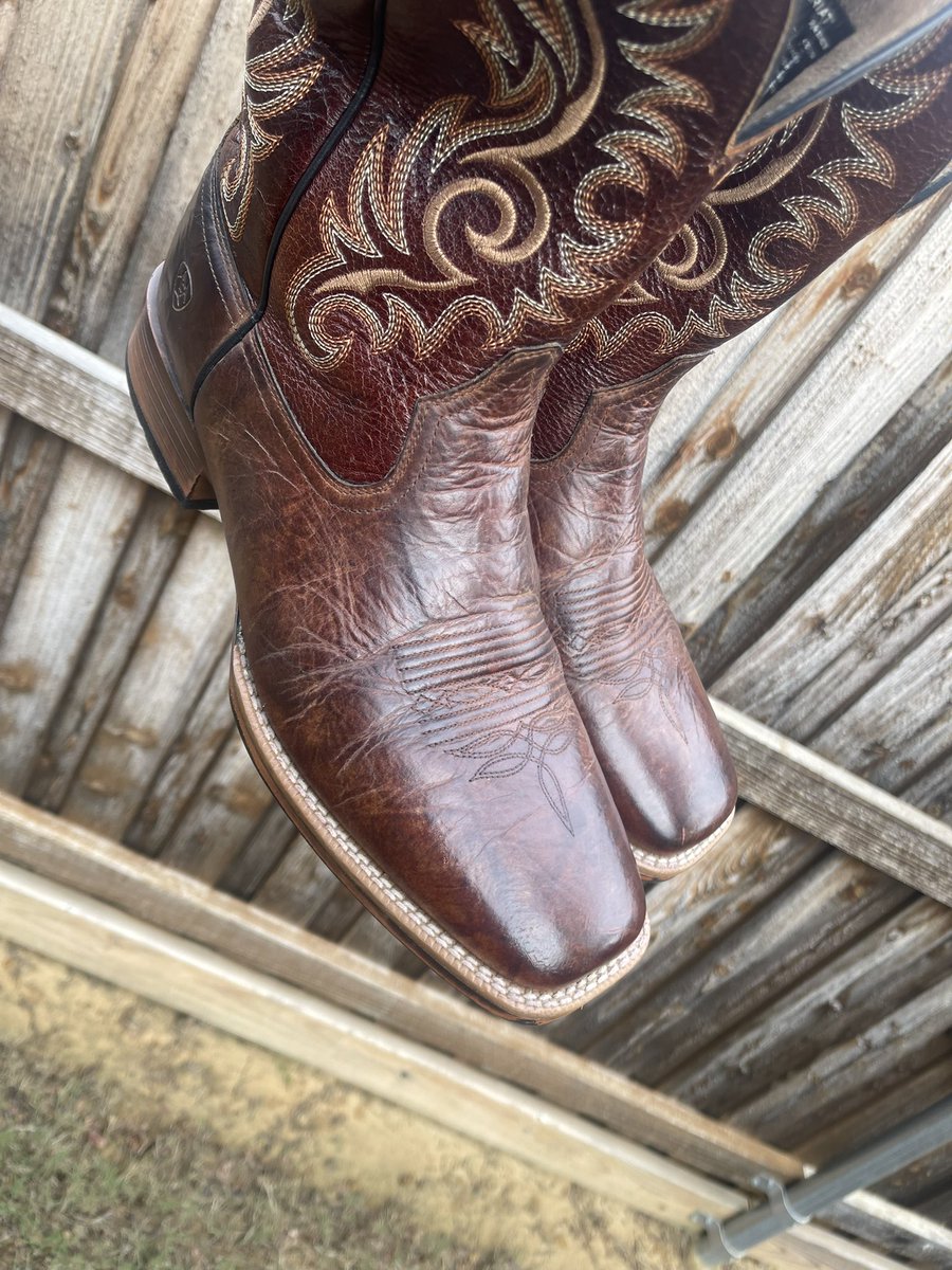 cowboyshine's tweet photo. Had someone reach out to me to get his favorite boots polished. Take a look at the before &amp; after. Let me know what you think?

Need a shine dm me.

#beforeandafter #cowboyboots #cowboyshine #justaprofessionalpolish #bootshine #boots #bootlovers #shoeshiner #oldtonew https://t.co/KSIbqpm94R