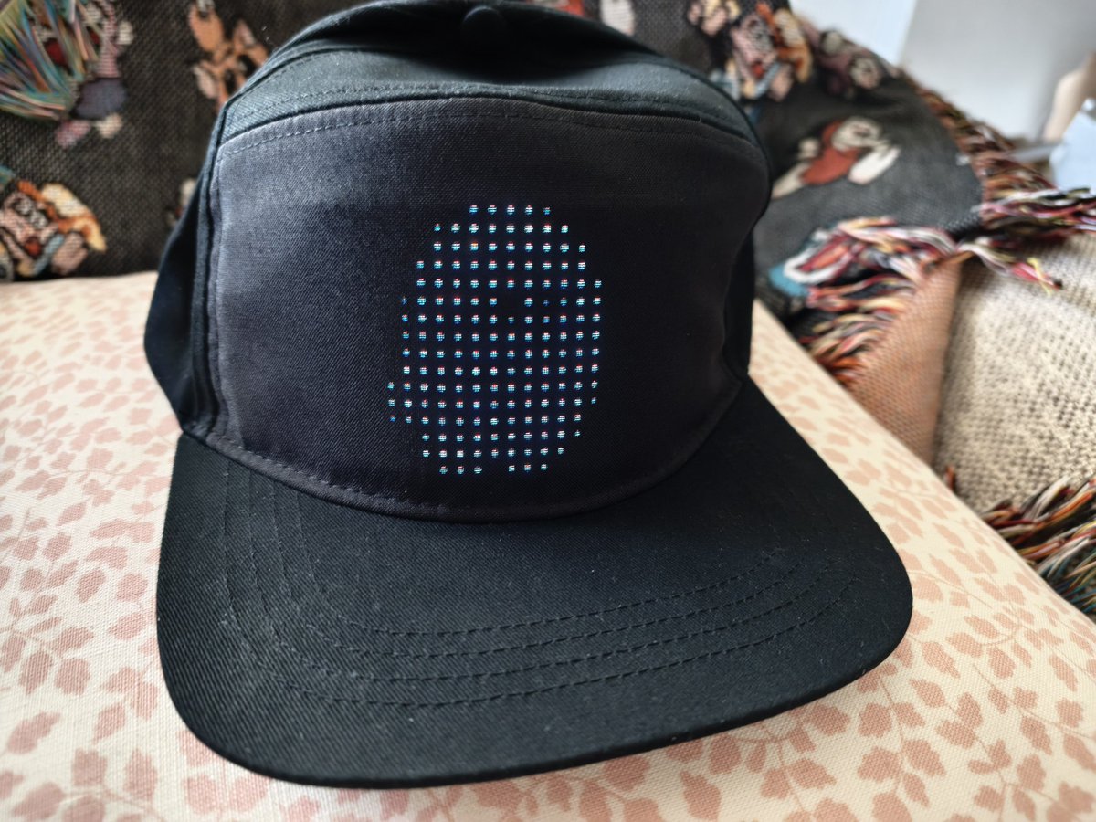 kizawa2020's tweet image. 昨日着用したKiroキャップ🧢
ベネチアンのCommunityHubに向かうところの露店？で購入しました。
作成したフルカラー32x16のドット絵を書き込めます。
